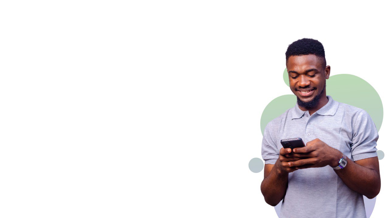 Colaborador usando o treinamento pelo celular